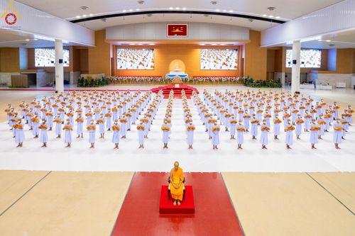 ภาพ No.101613:พิธีขอบรรพชา, พิธีขอสรณคมน์และศีล, พิธีถวายบาตร ในโครงการอุปสมบทหมู่ รุ่นบูชาธรรมมหาปูชนียาจารย์ ณ วัดพระธรรมกาย วันที่ 9 ธันวาคม พ.ศ. 2566