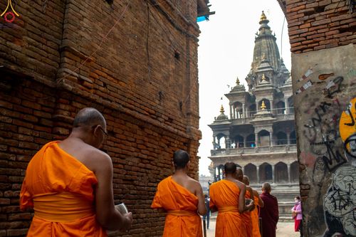 ภาพ No.80183:สามเณรในโครงการบรรพชาสามเณรหมู่ รับบิณฑบาตจากญาติโยมสาธชุน บริเวณชุมชน Patan และ Thamel กรุงกาฐมาณฑุ ประเทศเนปาล วันที่ 31 มีนาคม พ.ศ. 2566