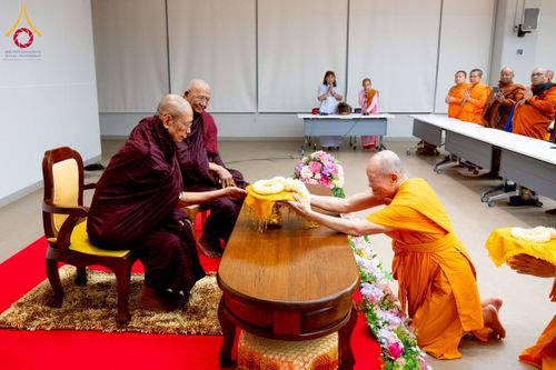 ภาพ No.222609:วันที่ 23 เมษายน พ.ศ. 2568 หลวงพ่อทัตตชีโวต้อนรับคณะสงฆ์เมียนมาร์ ณ อาคาร 100 ปี คุณยายมหารัตนอุบาสิกาจันทร์ ขนนกยูง วัดพระธรรมกาย