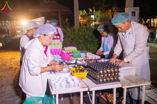 ภาพ No.195554:สาธุชนถวายภัตตาหารเป็นสังฆทาน แด่พระธรรมยาตรา ณ วัดสองพี่น้อง ต.ต้นตาล อ.สองพี่น้อง จ.สุพรรณบุรี ในโครงการธรรมยาตรา กตัญญูบูชา มหาปูชนียาจารย์ พระมงคลเทพมุนี(สด จนฺทสโร) พระผู้ปราบมาร อนุสรณ์สถาน 7 แห่ง ปีที่ 13 วันที่ 15 มกราคม พ.ศ. 2568