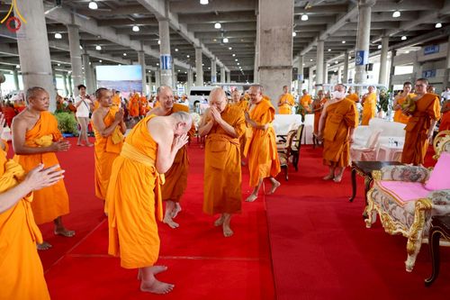 ภาพ No.221510:วันอังคารที่ 22 เมษายน พ.ศ. 2568 ภาพพิธีถวายมหาสังฆทานคณะสงฆ์ 40,000 กว่าวัดทั่วประเทศ เนื่องในวันคุ้มครองโลก ชุดที่ 2 (ปลื้มให้สมการรอคอย) ณ ลานธรรมพระมหาธรรมกายเจดีย์ วัดพระธรรมกาย