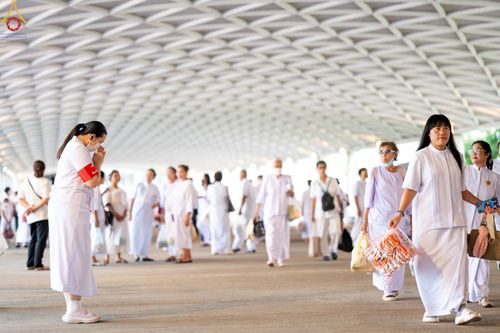 ภาพ No.89399:พิธีตักบาตร ข้าวสารอาหารแห้ง พิธีบูชาข้าวพระ และพิธีจุดเทียนใจ ไฟนิรันดร์  อนันตชัย ณ สภาธรรมกายสากล วัดพระธรรมกาย วันอาทิตย์ที่ 1 ตุลาคม พ.ศ. 2566