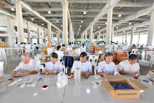 ภาพ No.239933:วันที่ 20-23 สิงหาคม พ.ศ. 2568 การเตรียมงานวันธรรมชัย ใส่ถ่านประทีป LED ที่วิหารคด 7 และ 25 วัดพระธรรมกาย