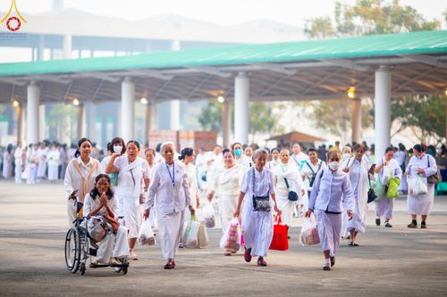 ภาพ No.205805:พิธีตักบาตร และ พิธีบูชาข้าวพระ ในวันอาทิตย์ต้นเดือน 2 กุมภาพันธ์ พ.ศ. 2568 ณ สภาธรรมกายสากล วัดพระธรรมกาย