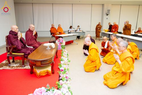 ภาพ No.223037:วันที่ 24 เมษายน พ.ศ. 2568 หลวงพ่อทัตตชีโวต้อนรับคณะสงฆ์เมียนมา ณ อาคาร 100 ปี คุณยายมหารัตนอุบาสิกาจันทร์ ขนนกยูง วัดพระธรรมกาย