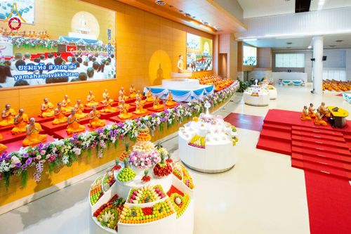 ภาพ No.215251:วันอาทิตย์ต้นเดือนที่ 6 เมษายน พ.ศ. 2568 พิธีบูชาข้าวพระ สภาธรรมกายสากล วัดพระธรรมกาย