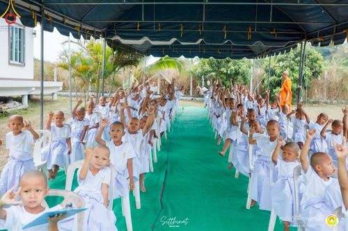 ภาพ No.215903:วันพฤหัสบดีที่ 3 เมษายน พ.ศ. 2568 พิธีบรรพชาสามเณร ภาคฤดูร้อน รุ่นที่ 15  บูชาธรรมหลวงพ่อธัมมชโย 81 ปี 81 รูป ณ ศูนย์ปฏิบัติธรรมสวนผึ้ง จ.ราชบุรี