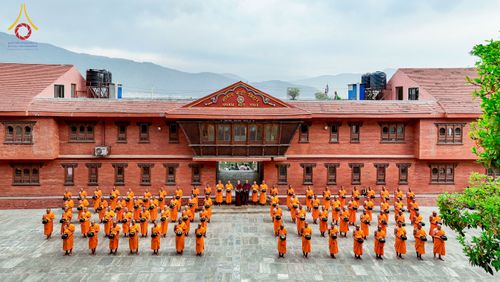 ภาพ No.213061:วันที่ 17 - 18 มีนาคม พ.ศ. 2568 คณะสงฆ์และสามเณรเดินบิณฑบาต รอบเมืองในพื้นที่ วัดสยมภูวนาถและราชวังปาตัน ณ เมืองกาฐมาณฑุ ประเทศเนปาล