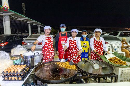 ภาพ No.203623:พิธีถวายภัตตาหารเป็นสังฆทาน แด่พระธรรมยาตรา ณ วัดพระธรรมกาย ตำบลคลองสาม อำเภอคลองหลวง จังหวัดปทุมธานี ในโครงการธรรมยาตรา กตัญญูบูชา มหาปูชนียาจารย์ พระมงคลเทพมุนี(สด จนฺทสโร) พระผู้ปราบมาร อนุสรณ์สถาน 7 แห่ง ปีที่ 13 วันที่ 30 มกราคม พ.ศ. 2568