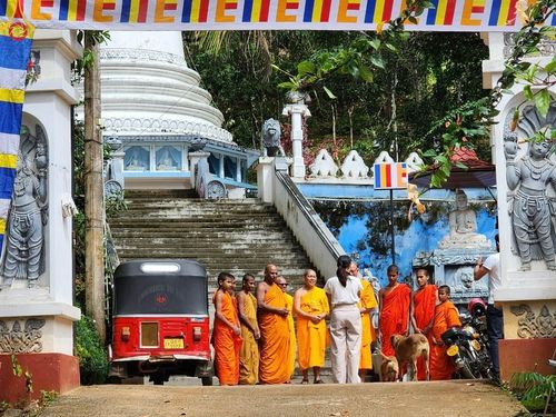 ภาพ No.97492:วัดพระธรรมกาย ร่วมบุญกฐินศรีลังกา ณ วัดศรีเอลวาร่า วรดานารามายะ  มาตาเล ศรีลังกา เชื่อมสัมพันธไมตรี สร้างสามัคคีสงฆ์ โดยมีพระครูสมุห์สนิทวงศ์ วุฑฺฒิวํโส, ดร.  เป็นผู้แทนวัดพระธรรมกาย ถวายกฐินในครั้งนี้ วันที่ 19 พฤศจิกายน พ.ศ. 2566