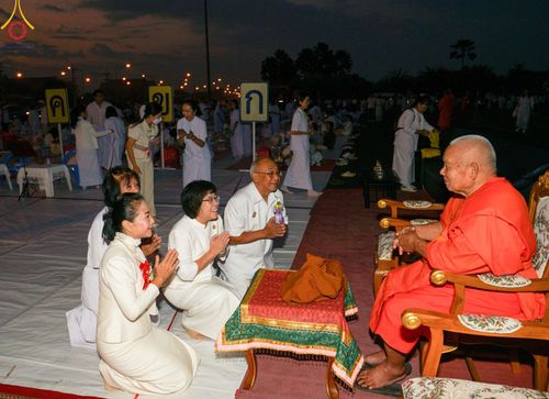 ภาพ No.180369:พิธีตักบาตรพระ ๑,๐๐๐ รูป ฉลองเมืองลำปาง ๑,๓๔๔ ปี วันเสาร์ที่ ๗ ธันวาคม พ.ศ. ๒๕๖๗ ณ ลานพระบรมราชานุสาวรีย์ พระนเรศวรมหาราช อ.เกาะคา จ.ลำปาง