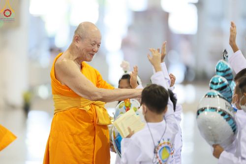 ภาพ No.102750:พิธีรับมอบต้นสมบัติจักรพรรดิ เพื่องานเผยแผ่พระพุทธศาสนาวิชชาธรรมกายไปทั่วโลก แด่ศูนย์ส่งเสริมศีลธรรมทั่วโลก 224 แห่ง วันอาทิตย์ที่ 17 ธันวาคม พ.ศ. 2566 ณ สภาธรรมกายสากล วัดพระธรรมกาย