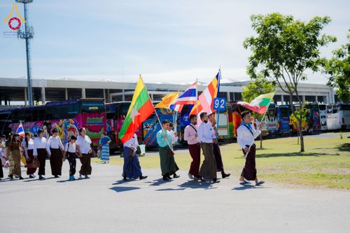 ภาพ No.143626:พิธีถวายผ้าไตร, สวดธรรมจักร, ปฏิบัติธรรม และฟังแสดงพระธรรมเทศนา ภาษาเมียนมา โดยมีสาธุชนชาวเมียนมากว่า 4,000 คน เข้าร่วมพิธี ณ มหารัตนวิหารคด วัดพระธรรมกาย วันอาทิตย์ที่ 7 กรกฎาคม พ.ศ. 2567