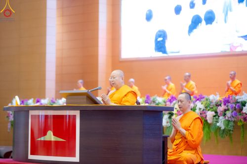 ภาพ No.180764:พิธีถวายภัตตาหารเมนูสวรรค์ และพิธีถวายอุปกรณ์กันหนาว แด่คณะพระภิกษุสามเณรวัดพระธรรมกาย วันอาทิตย์ที่ 8 ธันวาคม พ.ศ.2567 ณ สภาธรรมกายสากล วัดพระธรรมกาย