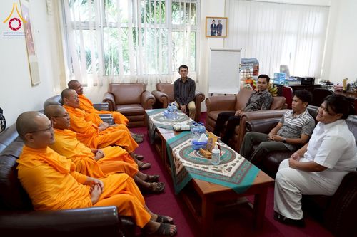 ภาพ No.227470:วันที่ 30 พฤษภาคม พ.ศ. 2568 สันติสุขจากสมาธิ แผ่ไพศาลในแดนอิเหนา : พระสงฆ์ไทยเยือนวิทยาลัยราเดนวิจายา อินโดนีเซีย