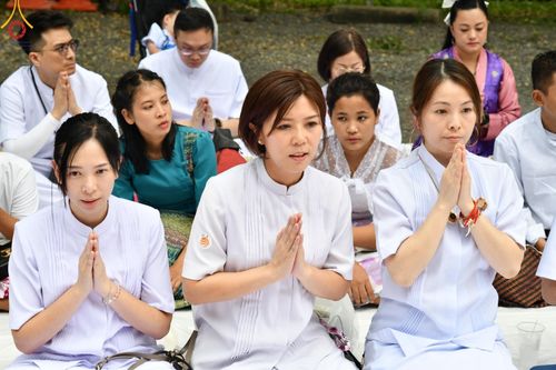 ภาพ No.143830:พิธีตัดปอยผม โครงการอุปสมบทหมู่ พระธรรมทายาทนานาชาติ (ภาษาจีน) รุ่นที่ 19 วันอาทิตย์ที่ 7 กรกฎาคม พ.ศ. 2567 ณ สนามหญ้า หน้าบ้านแก้วอาสาสมัคร วัดพระธรรมกาย