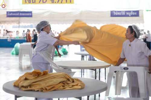 ภาพ No.325908:วันที่ 22 เมษายน พ.ศ.2569(วันคุ้มครองโลก) งานถวายมหาสังฆทาน 40,000 กว่าวัดทั่วประเทศ เจ้าหน้าที่ สาธุชน ร่วมใจจัดเตรียมภัตตาหารเพล (ชุด 2)