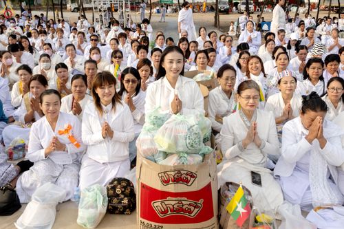 ภาพ No.302617:วันที่ 24 มกราคม พ.ศ. 2569 พิธีตักบาตรพระธรรมยาตรา(ภาพชุดที่ 2) ณ อนุสรณ์สถานลำดับที่ 5 สถานที่เผยแผ่วิชชาธรรมกายครั้งแรก อนุสรณ์สถานบางปลา วัดบางปลา อำเภอบางเลน จังหวัดนครปฐม ในโครงการธรรมยาตรา กตัญญูบูชา มหาปูชนียาจารย์ พระมงคลเทพมุนี(สด จนฺทสโร) พระผู