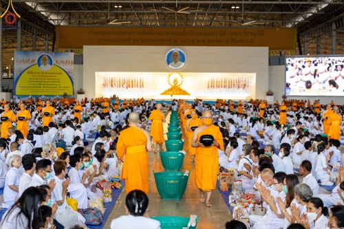 ภาพ No.78956:พิธีตักบาตร ข้าวสารอาหารแห้ง พิธีบูชาข้าวพระ ในวันอาทิตย์ต้นเดือนที่ 2 เมษายน พ.ศ. 2566