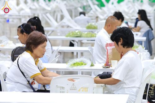 ภาพ No.303313:วันที่ 15-21 มกราคม พ.ศ.2569 ปลิดกลีบดอกเบญจทรัพย์ เพื่อโปรยต้อนรับพระธรรมยาตรา ในโครงการธรรมยาตรา กตัญญูบูชา มหาปูชนียาจารย์ พระมงคลเทพมุนี(สด จนฺทสโร) พระผู้ปราบมาร อนุสรณ์สถาน 7 แห่ง ปีที่ 14 ณ วิหารคด วัดพระธรรมกาย