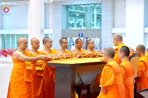 ภาพ No.284989:วันอาทิตย์ที่ 14 ธันวาคม พ.ศ.2568  พิธีปฏิบัติธรรม พิธีถวายภัตตาหารเป็นสังฆทาน พิธีมอบต้นสมบัติจักรพรรดิ ถวายแด่เจ้าอาวาสและประธานสงฆ์ 236 ศูนย์ส่งเสริมศีลธรรมทั่วโลก ณ สภาธรรมกายสากล วัดพระธรรมกาย