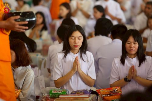 ภาพ No.215191:วันอาทิตย์ต้นเดือนที่ 6 เมษายน พ.ศ. 2568 พิธีตักบาตรข้าวสารอาหารแห้ง ณ บ้านแก้วเรือนทองคุณยาย สภาธรรมกายสากล วัดพระธรรมกาย