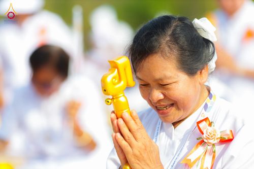 ภาพ No.327398:วันศุกร์ที่ 1 พฤษภาคม พ.ศ.2569 พิธีทอดผ้าป่า โปรยรัตนชาติ ตอกเสาเข็มมงคลต้นแรก สถาปนา “องค์พระเจดีย์เพื่อสร้างสันติภาพโลก” (แห่งแรกของภาคอีสาน) ณ ธุดงคสถานอำนาจเจริญ  อ.เมือง จ.อำนาจเจริญ