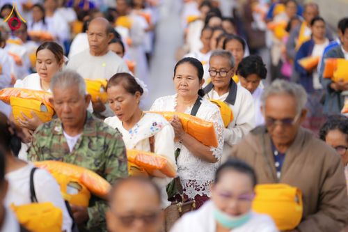 ภาพ No.278569:วันอาทิตย์ที่ 14 ธันวาคม พ.ศ.2568  พิธีเวียนประทักษิณ พิธีวันทาสีมาพระประธาน โครงการบวชบูชาธรรมมหาปูชนียาจารย์ ของศูนย์ปฏิบัติธรรมบุรีรัมย์ ณ วัดกลาง พระอารามหลวง จังหวัดบุรีรัมย์