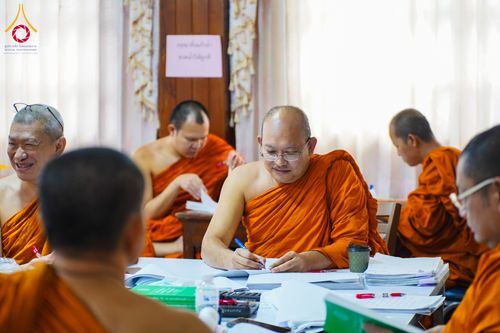 ภาพ No.281334:วันที่ 25 ธันวาคม พ.ศ. 2568 บรรยากาศการตรวจใบข้อสอบธรรมสนามหลวง  นักธรรมชั้นเอก และธรรมศึกษาชั้นเอก ส่วนภูมิภาค  ณ ศาลาอบรมสงฆ์ วัดสามพระยาวรวิหาร เขตพระนคร กรุงเทพมหานคร