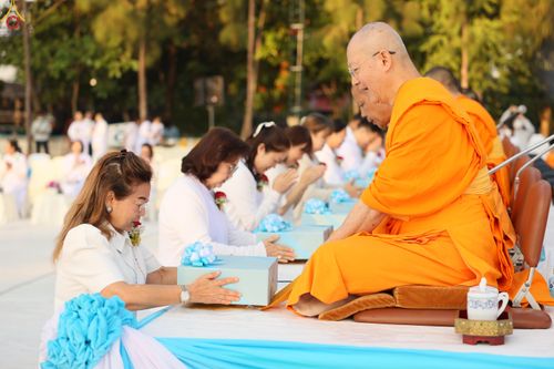 ภาพ No.292377:วันที่ 11 มกราคม พ.ศ. 2569 พิธีตักบาตรพระธรรมยาตรา ณ อนุสรณ์สถานคลองบางนางแท่น อ.สามพราน จ.นครปฐม ในโครงการธรรมยาตรา กตัญญูบูชา มหาปูชนียาจารย์ พระมงคลเทพมุนี(สด จนฺทสโร) พระผู้ปราบมาร อนุสรณ์สถาน 7 แห่ง ปีที่ 14