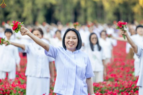 ภาพ No.280963:วันที่ 28 ธันวาคม พ.ศ.2568 กิจกรรมเก็บดอกแพงรวย ณ ทุ่งสวรรค์ตะวันฉาย วัดพระธรรมกาย