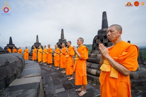 ภาพ No.280087:วันที่ 31 ธันวาคม พ.ศ. 2568 เดินธรรมยาตราที่บรมพุทธโธ อินโดนีเซีย