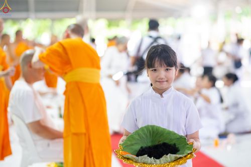 ภาพ No.338337:วันอาทิตย์ที่ 5 กรกฎาคม พศ.2569 พิธีตัดปอยผมธรรมทายาทนานาชาติ IDOP รุ่นที่ 21 จากประเทศจีน มาเลเซีย สิงคโปร์ และไต้หวัน ณ โถงช้าง วัดพระธรรมกาย