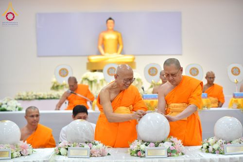 ภาพ No.294308:วันอาทิตย์ที่ 14 ธันวาคม พ.ศ.2568 พิธีเจริญพระพุทธมนต์สมโภชดวงแก้วลูกนิมิตเอก และดวงแก้วนิมิตปฏิบัติธรรม อัญเชิญประดิษฐาน  ณ วัดพระธรรมกายในประเทศสหรัฐอเมริกาและประเทศเยอรมนี 7 แห่ง ณ อาคารปลูกศรัทธา 2 วัดพระธรรมกาย