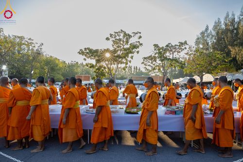ภาพ No.106092:พิธีถวายภัตตาหารเป็นสังฆทาน แด่คณะพระธรรมยาตราฯ ในโครงการธรรมยาตรากตัญญูบูชา มหาปูชนียาจารย์ พระมงคลเทพมุนี(สด จนฺทสโร) พระผู้ปราบมาร อนุสรณ์สถาน 7 แห่ง ปีที่ 12 วันที่ 3 มกราคม พ.ศ. 2567 ณ อนุสรณ์สถานโลตัสแลนด์ จ.สุพรรณบุรี