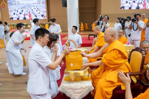 ภาพ No.343333:วันที่ 16 สิงหาคม พ.ศ.2569 พิธีมุทิตาสักการะพระราชาคณะ ณ ห้องแก้วสารพัดนึก 2 วัดพระธรรมกาย