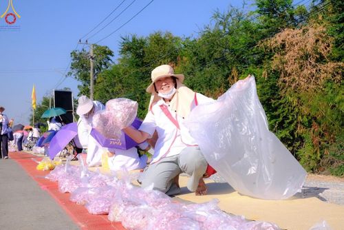 ภาพ No.105896:V.2 ทุ่มเท การเตรียมงาน เก็บงาน การรับบุญของเจ้าหน้าที่หน่วยงานต่างๆ เพื่อโครงการธรรมยาตรา กตัญญูบูชามหาปูชนียาจารย์ พระมงคลเทพมุนี (สด จนฺทสโร) พระผู้ปราบมาร อนุสรณ์สถาน 7 แห่ง ปีที่ 12 ระหว่างวันที่ 2 - 31 มกราคม พ.ศ.2567