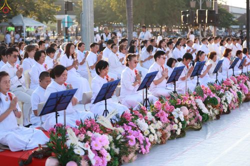 ภาพ No.284216:วันเสาร์ที่ 20 ธันวาคม พ.ศ.2568  พิธีตักบาตรพระ 10,000 รูป เนื่องในโอกาส 194 ปี จังหวัดกาญจนบุรี และอุทิศส่วนกุศลให้แด่บรรพชนทั้งหลาย บริเวณถนนสองแคว (Skywalk) เมืองกาญจนบุรี