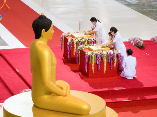 ภาพ No.83697:พิธีวางแผ่นจารึกชื่อและพิธีวางพวงมาลัยสักการะพระประธาน วันอาทิตย์ที่ 16 กรกฎาคม พ.ศ. 2566 ณ รัตนบัลลังก์ สภาธรรมกายสากล วัดพระธรรมกาย