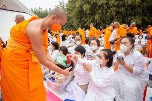ภาพ No.69744:พิธีตักบาตรพระธรรมยาตราฯ ในโครงการธรรมยาตรากตัญญูบูชา มหาปูชนียาจารย์ พระมงคลเทพมุนี(สด จนฺทสโร) พระผู้ปราบมาร ปีที่ 11 ณ อนุสรณ์สถานลำดับที่ 1 สถานที่เกิดด้วยรูปกายเนื้อ อนุสรณ์สถานมหาวิหารพระมงคลเทพมุนี อ.สองพี่น้อง จ.สุพรรณบุรี