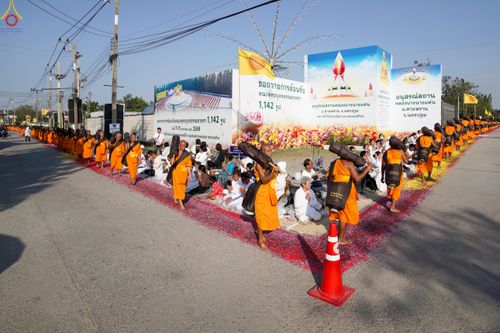 ภาพ No.290475:วันที่ 7 มกราคม พ.ศ. 2569 พิธีต้อนรับพระธรรมยาตรา ณ อนุสรณ์สถานลำดับที่ 2  สถานที่ตั้งมโนปณิธานบวชตลอดชีวิต อนุสรณ์สถานคลองบางนางแท่น (ภาพชุดที่ 2) อ.สามพราน จ.นครปฐม ในโครงการธรรมยาตรา กตัญญูบูชา มหาปูชนียาจารย์ พระมงคลเทพมุนี(สด จนฺทสโร) พระผู้ปราบมาร 