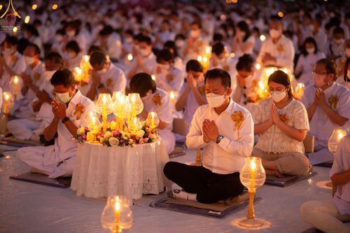 ภาพ No.71937:พิธีจุดประทีปถวายเป็นพุทธบูชา และบูชาธรรมมหาปูชนียาจารย์ ในโครงการธรรมยาตรากตัญญูบูชา มหาปูชนียาจารย์ พระมงคลเทพมุนี(สด จนฺทสโร) พระผู้ปราบมาร ปีที่ 11 ณ อนุสรณ์สถานลำดับที่ 3 สถานที่เกิดใหม่ในเพศสมณะ วัดสองพี่น้อง อ.สองพี่น้อง จ.สุพรรณบุรี วันที่ 17 มกร