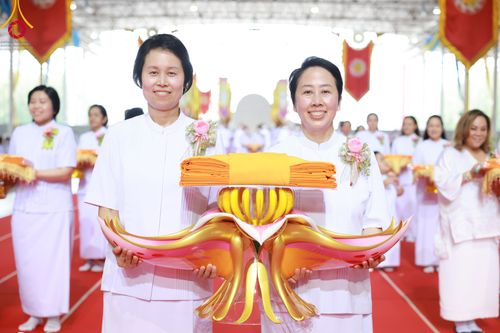 ภาพ No.92315:พิธีทอดกฐินธรรมชัยเพื่อสร้างอาคาร 115 ปี คุณยายอาจารย์มหารัตนอุบาสิกาจันทร์ ขนนกยูง อาทิตย์ต้นเดือนที่ 5 พฤศจิกายน พ.ศ. 2566 ณ วัดพระธรรมกาย จ.ปทุมธานี