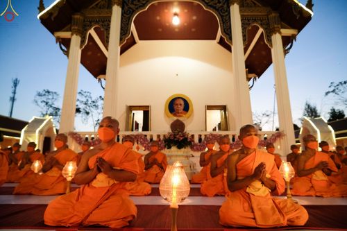 ภาพ No.73309:พิธีจุดประทีปถวายเป็นพุทธบูชา และบูชาธรรมมหาปูชนียาจารย์ ในโครงการธรรมยาตรากตัญญูบูชา มหาปูชนียาจารย์ พระมงคลเทพมุนี(สด จนฺทสโร) พระผู้ปราบมาร ปีที่ 11 ณ อนุสรณ์สถานลำดับที่ 4 สถานที่เกิดด้วยกายธรรม วัดโบสถ์ (บน) บางคูเวียง อ.บางกรวย จ.นนทบุรี วันที่ 21 