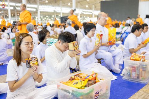 ภาพ No.337656:วันอาทิตย์ต้นเดือน 5 กรกฎาคม พ.ศ.2569 พิธีตักบาตรข้าวสารอาหารแห้ง  ณ บ้านแก้วเรือนทองคุณยายฯ วัดพระธรรมกาย