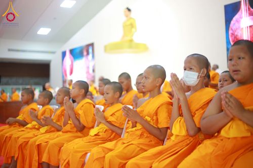 ภาพ No.321859:วันที่ 12 เมษายน พ.ศ.2569 ตักบาตรสงกรานต์ฉลองสามเณรใหม่  ณ ศูนย์ปฏิบัติธรรมระยอง(บ้านช่องลม)