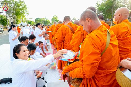 ภาพ No.310350:วันอาทิตย์ที่ 15 กุมภาพันธ์ พ.ศ. 2569 ตักบาตรพระ 1,000 รูป เมืองตรัง ปีที่ 2 ณ ลานพระบรมราชานุสาวรีย์ รัชกาลที่ 5 (หน้าศาลจังหวัดตรัง)อ.เมือง จ.ตรัง