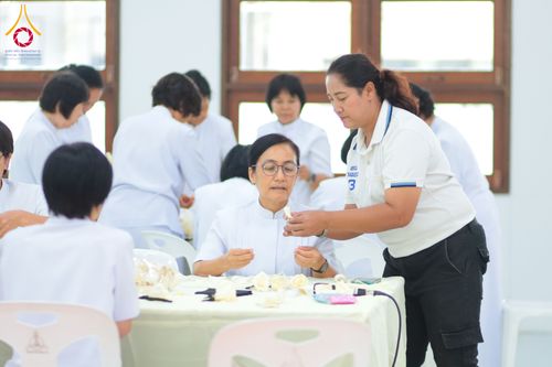 ภาพ No.327515:วันศุกร์ที่ 1 พฤษภาคม พ.ศ. 2569 รวมใจพสกนิกรชาวอำเภอคลองหลวง ประดิษฐ์ดอกไม้จันทน์ เพื่อใช้ในพิธีถวายดอกไม้จันทน์ในงานพระราชพิธีถวายพระเพลิงพระบรมศพ สมเด็จพระนางเจ้าสิริกิติ์ พระบรมราชินีนาถ พระบรมราชชนนีพันปีหลวง ณ วัดพระธรรมกาย