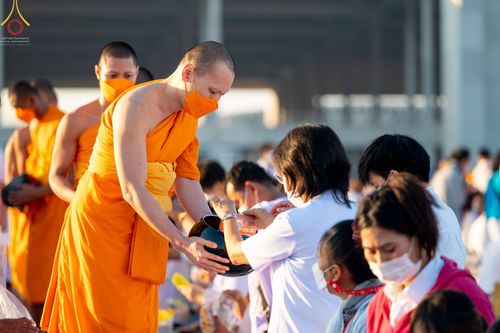 ภาพ No.68759:พิธีตักบาตรฉลองพระใหม่ วันที่ 1 มกราคม พ.ศ. 2566 ณ วัดพระธรรมกาย จ.ปทุมธานี