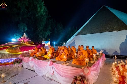 ภาพ No.69512:พิธีจุดประทีปถวายเป็นพุทธบูชา และบูชาธรรมมหาปูชนียาจารย์ ในโครงการธรรมยาตรากตัญญูบูชา มหาปูชนียาจารย์ พระมงคลเทพมุนี(สด จนฺทสโร) พระผู้ปราบมาร ปีที่ 11 ณ อนุสรณ์สถานมหาวิหารพระมงคลเทพมุนี อ.สองพี่น้อง จ.สุพรรณบุรี